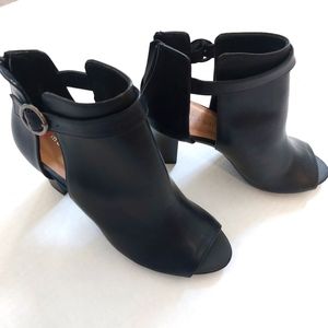 MADDEN GIRLS Black Peeptoe Heels Size 10M